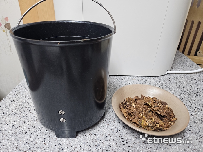 건조통 용량은 2리터다. 3분의 2 정도 음식물을 투입한 후 처리를 마친 모습. 처리 후 부산물은 음식물 종류에 따라 달라진다. (사진=배옥진)