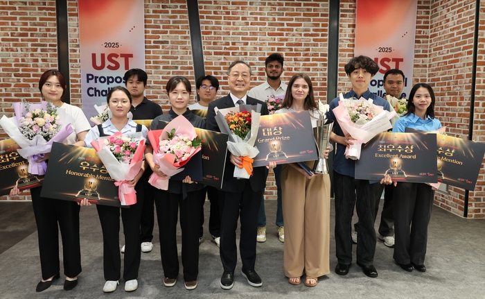 2025 UST 프로포절 챌린지 단체사진. 앞줄 왼쪽부터 4번째가 강대임 UST 총장, 5번째가 대상 수상자인 소피아 카란코바 학생.