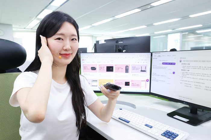 LG유플러스가 통신사 최초로 고객센터에서 각 가정 내 IPTV 리모컨을 원격진단할 수 있는 시스템을 구축해 상담에 활용한다. 사진은 LG유플러스 직원이 리모컨 관련 상담을 소개하는 모습.