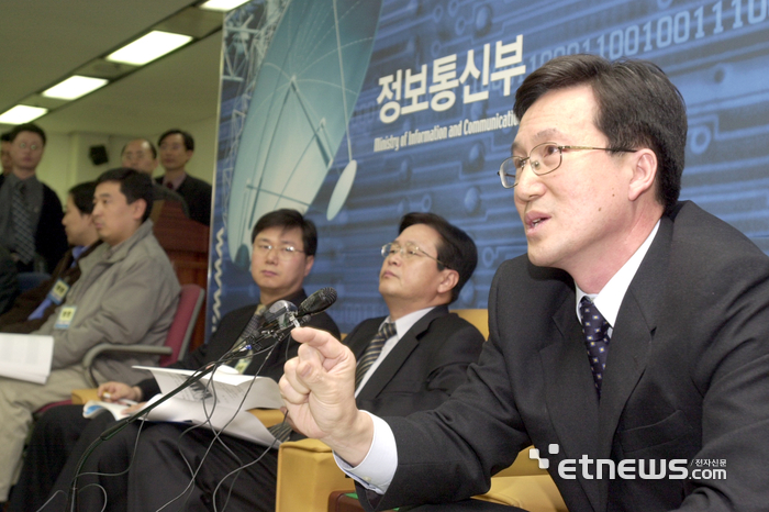 차양신 정보통신부 정보보호기획과장이 2003년 2월 18일 오전 정보통신부 기자실에서 '1.25 인터넷 대란'과 관련 원인조사 결과 및 대책을 발표하고 있다.