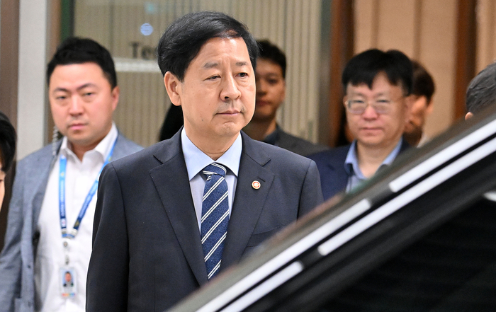 한미 간 '2+2 통상협상'을 위해 미국으로 출국하려던 구윤철 부총리 겸 기재부 장관이 지난 24일 인천국제공항 제2여객터미널에서 굳은 표정으로 나오고 있다.[연합뉴스]
