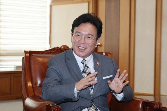 김영훈 노동장관 취임…“노란봉투법 임기 내 반드시 완수”