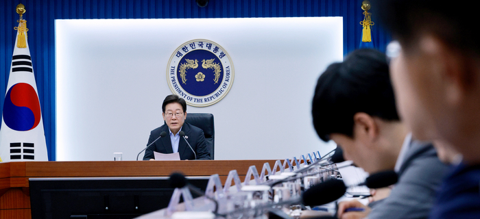 이재명 대통령이 24일 서울 용산 대통령실 청사에서 열린 5차  수석·보좌관 회의에서 발언하고 있다. 연합뉴스