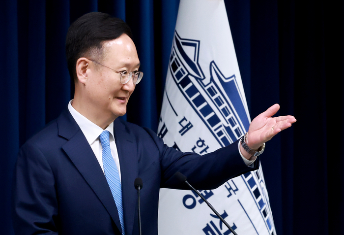 봉욱 대통령실 민정수석이 24일 서울 용산 대통령실 청사에서 강훈식 대통령비서실장 브리핑 뒤 취재진 질문을 받고 있다. 연합뉴스