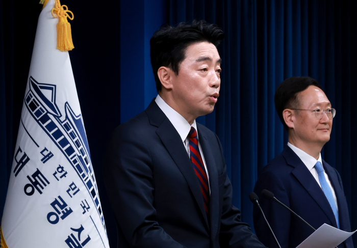 강훈식 대통령비서실장(왼쪽)이 24일 서울 용산 대통령실 청사에서 이날 열린 수석·보좌관 회의 등과 관련해 브리핑을 하고 있다. 강 비서실장 오른쪽은 배석한 봉욱 민정수석비서관. 연합뉴스