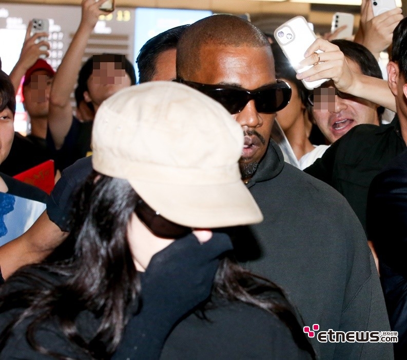 [ET포토] 칸예 웨스트-비앙카 센소리 부부, '유명세 치르는 입국 현장'