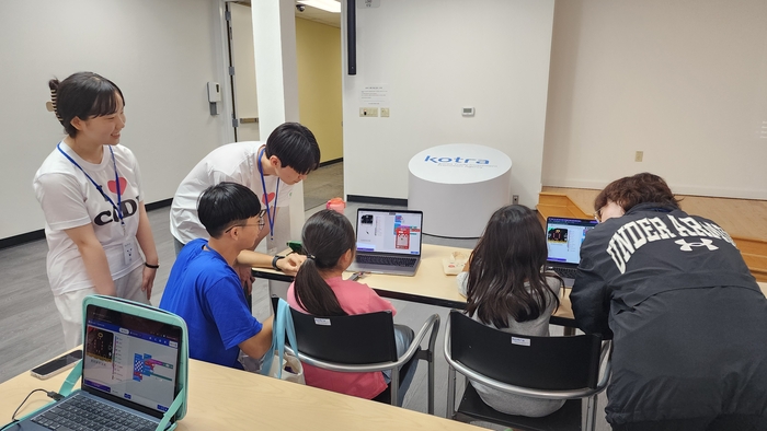 대구소프트웨어마이스터고 학생들이 실리콘밸리 ACF코딩스쿨에서 현지 교민 자녀에게 재능봉사하는 모습.