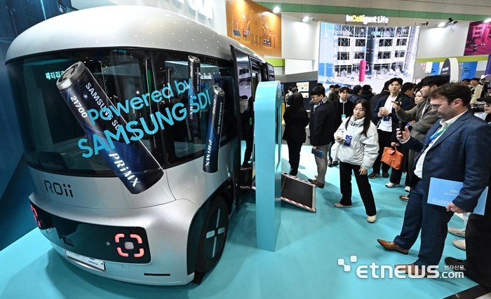 국내 최대 배터리 전시회 인터배터리2025가 산업통상자원부가 주최하고 한국배터리산업협회, 코엑스 주관으로 서울 강남구 코엑스에서 열렸다. 참관객이 삼성SDI 원통형 배터리가 장착된 오토노머스에이투지 자율주행차를 살펴보고 있다.  이동근기자 foto@etnews.com