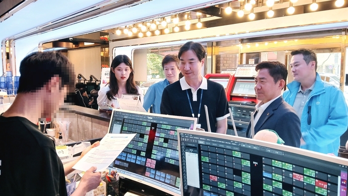 게임물관리위원회와 한국인터넷PC문화협회는 대구 지역 내 PC방을 방문하여 건전게임문화 조성을 위한 합동 캠페인을 실시했다.