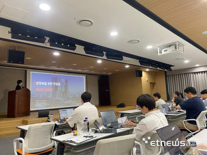 경기창조경제혁신센터가 24일 '제31회 스타트업 815 IR 연합'을 판교 창업존에서 개최한 모습.