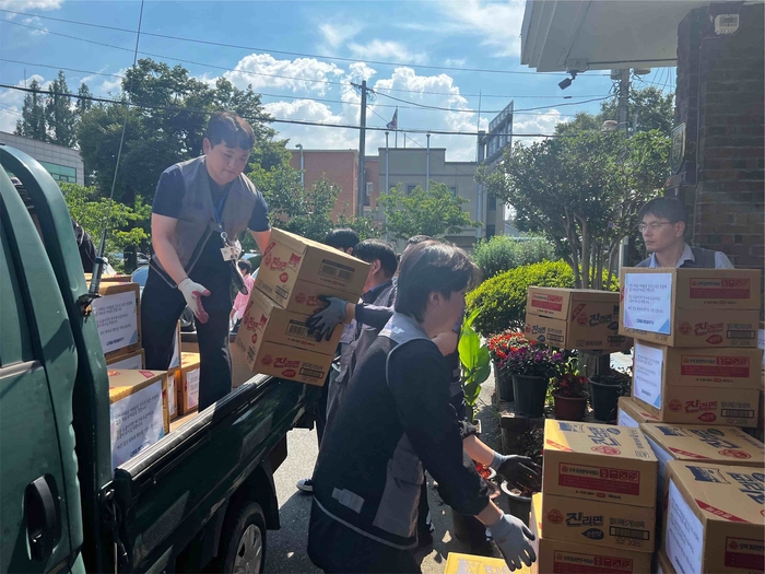 CMB가 이번 집중호우로 인한 수재민 지원을 위해 2000원 상당의 구호물품을 전달했다.