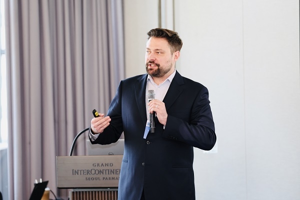 캘럽 스나이더(Caleb Snider), 아시아 사장(Managing Director, Asia)이 서울 살롱에서 오픈 엑세스에 대해서 발표하고 있다. 사진=엠디피아이코리아 제공