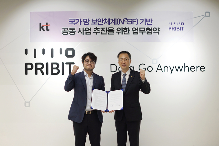 김영랑 프라이빗테크놀로지 대표(왼쪽)가 KT와 업무협약(MOU)을 체결한 뒤 유용규 KT Enterprise부문 공공사업본부장 전무와 기념촬영을 하고 있다.(프라이빗테크놀로지 제공)