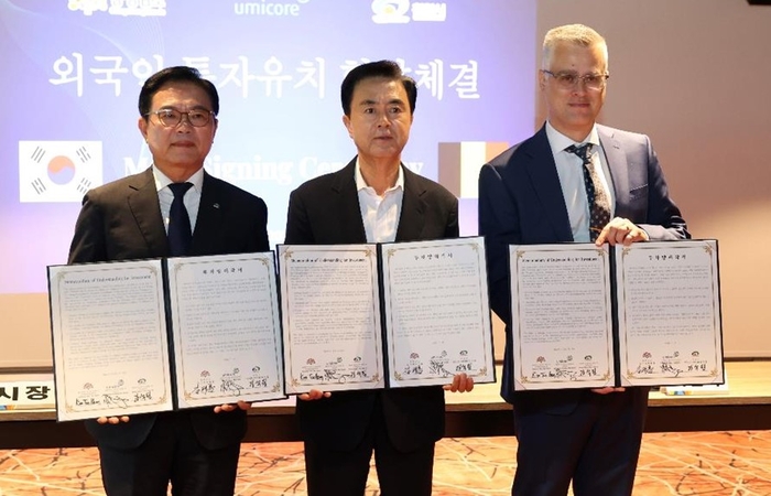 24일 프랑스 파리에서 업무협약 (MOU) 체결 후 기념사진을 촬영했다(왼쪽부터 김석필 천안시장 권한대행, 김태흠 충청남도 지사, 맷 체레바티 유미코아 수석부사장).