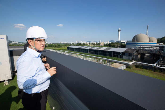 김성환 환경부 장관(맨 왼쪽)이 25일 충남 아산시에 위치한 통합 바이오가스 생산 시설 '비이에프'를 둘러보고 있다. 사진 출처 : 환경부