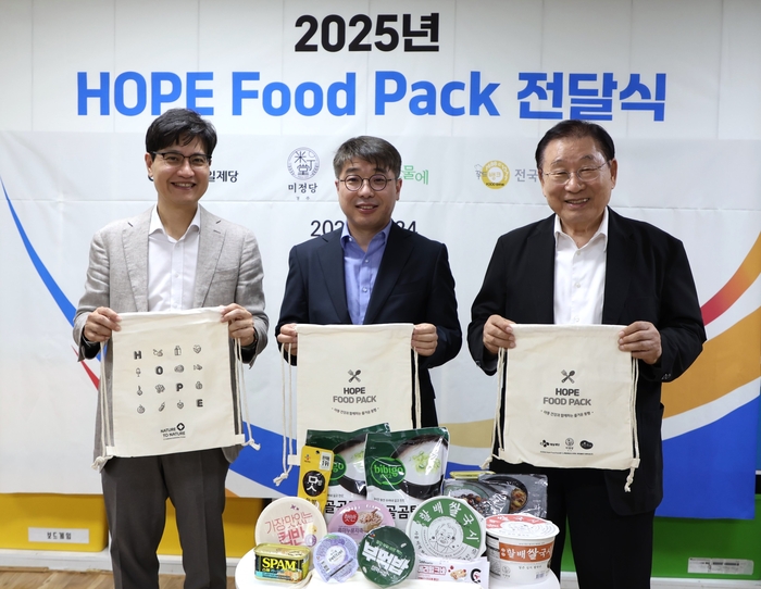 왼쪽부터 김주석 CJ제일제당 준법경영실장, 정재현 미정 대표, 김성이 한국사회복지협의회 회장