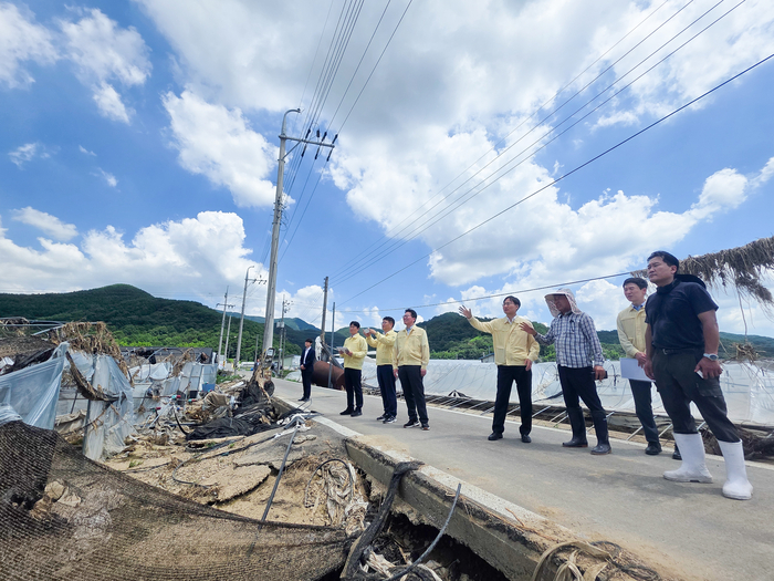 임광현 국세청장이 경남 산청군 홍수 피해 현장을 찾아 현장 상황을 점검하고 있다.[국세청 제공]