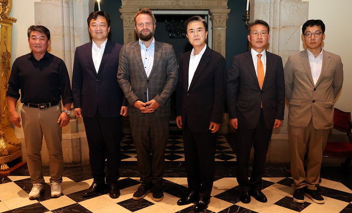 손일수 지앤티 대표, 이윤수 프레틀그룹  아시아 대표, 빌리 프레틀 프레틀 그룹대표, 김태흠 충남도지사(사진 왼쪽부터)와 도 관계 공무원 등이 기념촬영했다.