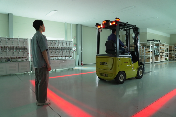 DH오토아이의 AI기반 지능형 보행자 인식 시스템이 적용된 지게차를 시연하고 있다.