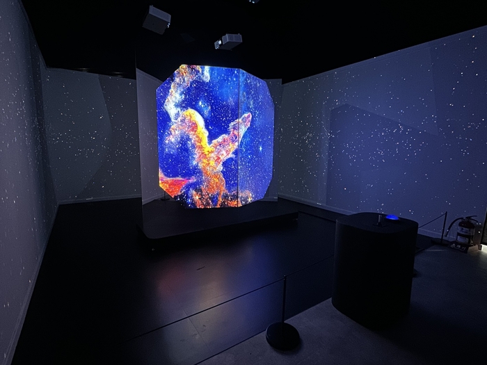 대전 국립 중앙과학관에서 투명 OLED로 제임스웹 우주망원경 전시가 이뤄지고 있다. 〈사진 한국디스플레이산업협회 제공〉