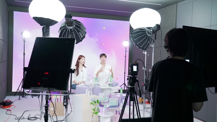 올리브영의 모바일 라이브 커머스 '올영라이브'를 진행하는 모습.