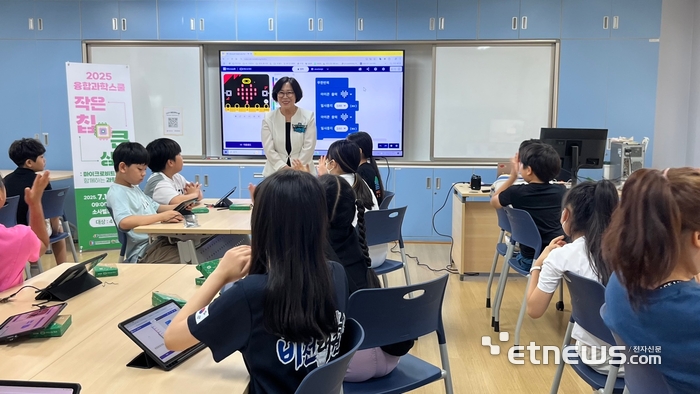 서현옥 경기도의회 미래과학협력위원회 의원이 최근 소사벌초등학교에서 열린 '찾아가는 융합과학스쿨' 어린이 코딩 교육 현장을 방문해 인사말을 하고 있다.