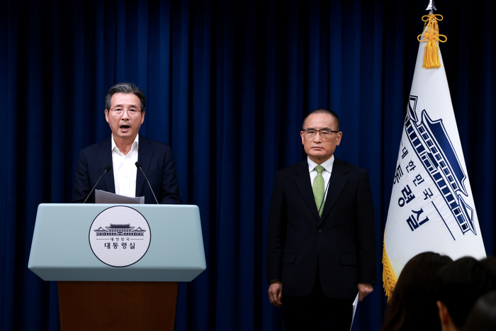 대통령실, 통상대책회의 관련 브리핑
     (서울=연합뉴스) 홍해인 기자 = 김용범 대통령실 정책실장(왼쪽)과 위성락 국가안보실장이 25일 서울 용산 대통령실 청사에서 이날 강훈식 대통령비서실장 주재로 열린 통상대책회의 관련 브리핑을 하고 있다. 2025.7.25
     hihong@yna.co.kr
 (끝)