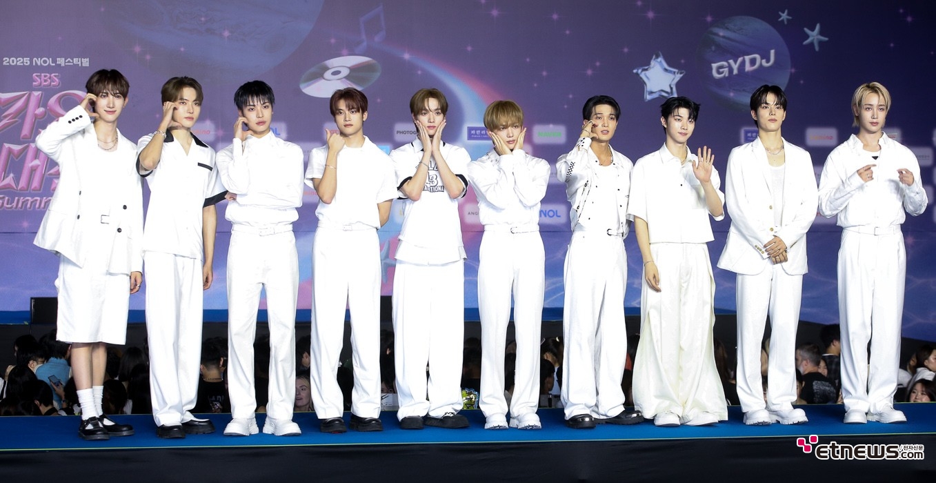 [ET포토] 싸이커스, '청량감 주는 화이트'