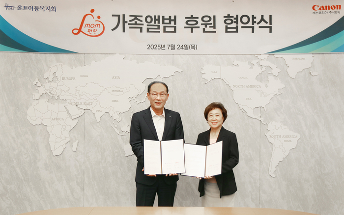 박정우  캐논코리아 대표(왼쪽)와 신미숙 홀트아동복지회 회장