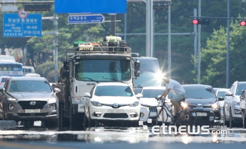 전국 대부분 지역에 폭염 특보가 발효된 25일 서울 영등포구 여의도 여의대로에 아지랑이가 피어오르고 있다. 〈사진=연합뉴스〉