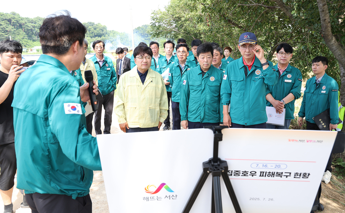 박정주 충남 행정부지사(앞줄 오른쪽 네 번째)와 김광용 행안부 재난안전관리본부장(〃 다섯번째)과 충남지역 호우 피해 현장을 방문했다.