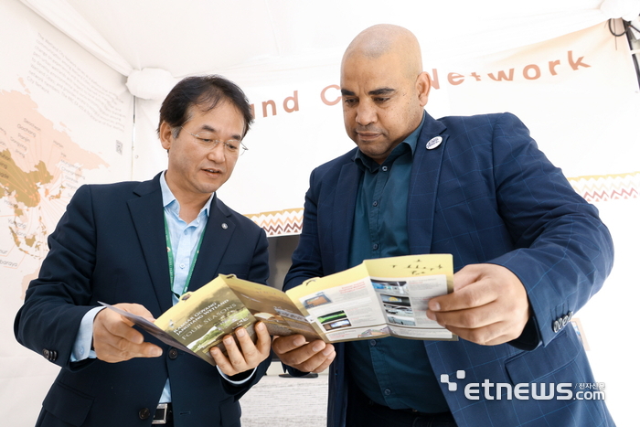 이동환 고양시장이 26일(현지시간) 람사르 COP15에서 남아프리카공화국 케이프타운의 에디 앤드류스 부시장과 만나 도시 개발과 습지 보전을 논의했다.