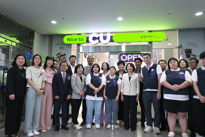 지난 25일 경기도 성남 한국국제협력단(KOICA) 본관에서 열린 개소식에서 민승배 BGF리테일 대표(왼쪽 여섯번째)와 주요 관계자들이 기념 사진을 촬영했다.