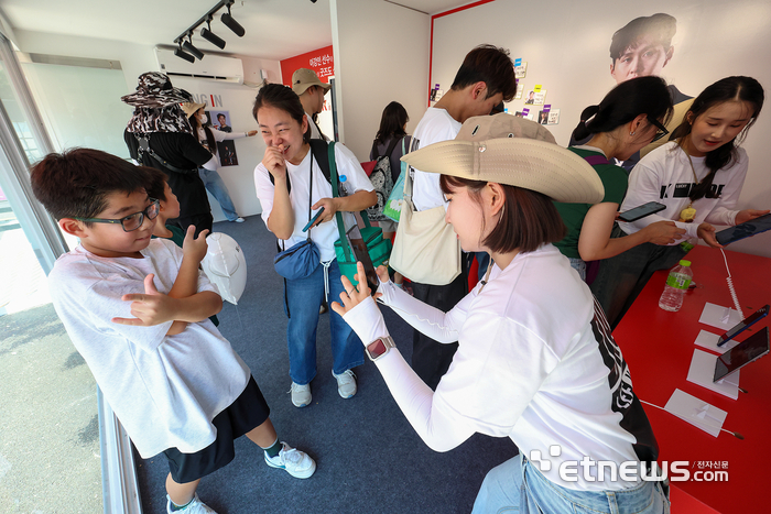 관람객이 'K LUCKY DROP' 이벤트에 AI와 증강현실 기술이 적용된 콘텐츠를 체험하고 있다.