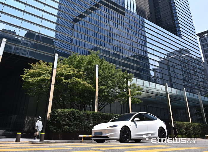 지난 28일 서울 서초구 삼성전자 서초사옥에 테슬라 전기차가 지나가고 있다. 
 이동근기자 foto@etnews.com
