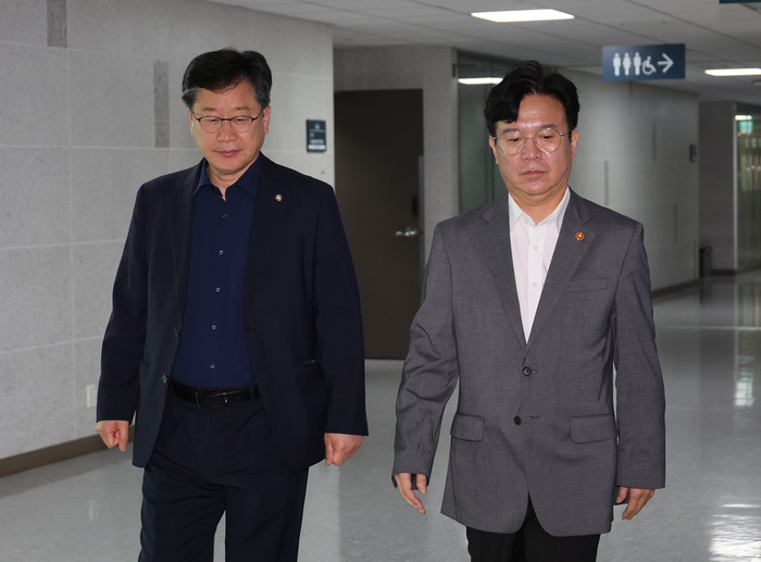 28일 서울 여의도 국회 의원회관에서 열린 국회 환경노동위원회 실무당정협의회에 김영훈 고용노동부 장관(오른쪽)과 안호영 국회 환경노동위원장이 참석하고 있다. 2025.7.28 연합뉴스