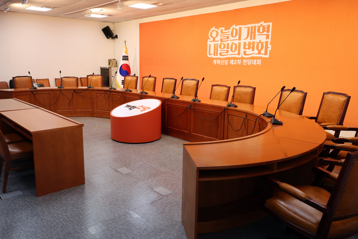 이준석 압수수색...대표 선출 후 첫 최고위 취소     (서울=연합뉴스) 김주성 기자 = 민중기 특별검사팀이 개혁신당 이준석 대표에 대한 압수수색에 나선 28일 이준석 대표가 선출 후 처음으로 주재하는 최고위 회의가 취소됐다. 이날 서울 여의도 국회의 개혁신당 회의실이 비어있는 모습. 2025.7.28     utzza@yna.co.kr (끝)