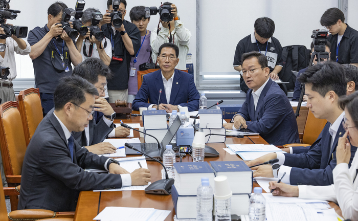 '국회 환경노동위원회 국민의힘 간사인 김형동 의원(가운데 오른쪽)이 28일 국회 환노위 소회의실에서 열린 고용노동밥안소위에서 노조법 2ㆍ3조(노란봉투법) 개정안 심사를 앞두고 발언하고 있다.