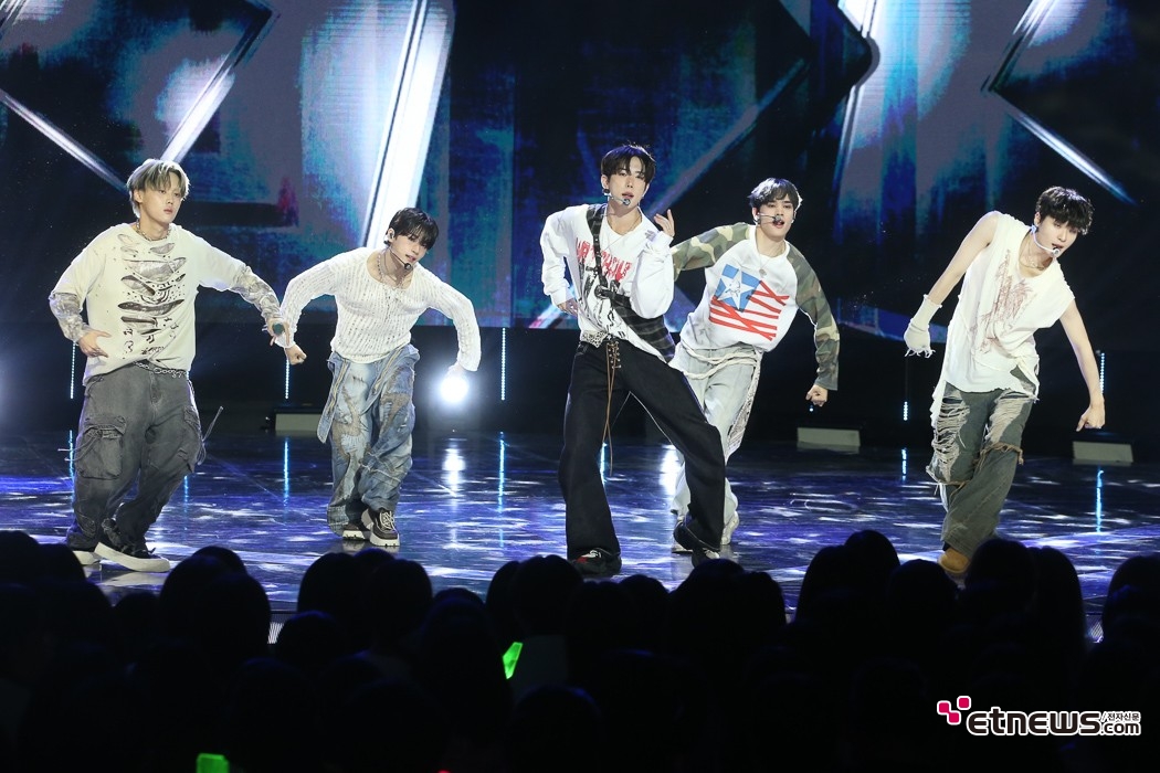 [ET포토] 원팩트, '박력있게~'