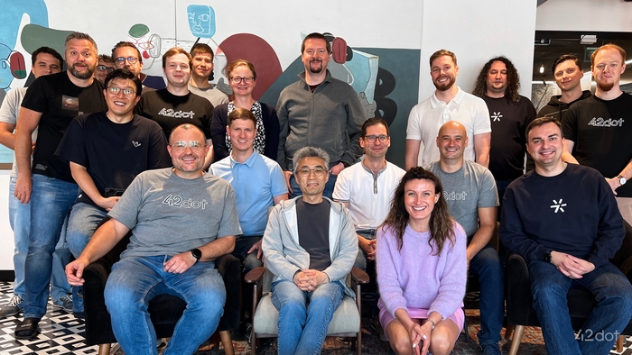 송창현 대표(가운데)가 포티투닷 폴란드 R&D 센터 임직원들과 기념 촬영했다.