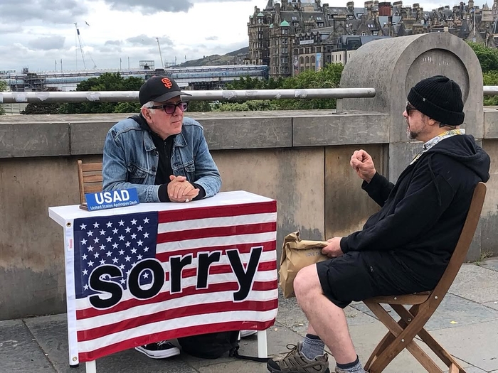 미국 출신 미디어 아티스트 조셉 드라페가 영국 스코틀랜드에서 '사과 데스크'를 운영하고 있다. 사진=인스타그램(josephdelappe) 캡처