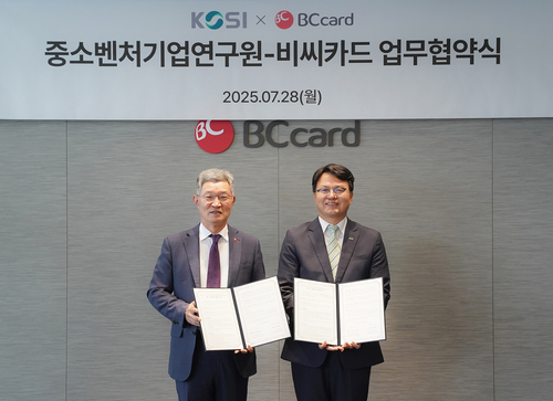 28일 서울 을지로 비씨카드 본사에서 최원석 비씨카드 사장(왼쪽)과 조주현 중소벤처기업연구원장이 업무협약 기념촬영을 하고 있다.(사진=비씨카드)