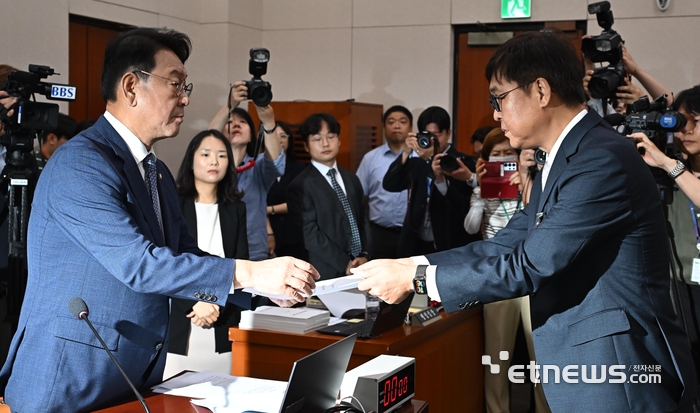 [포토] 선서문 제출하는 최휘영