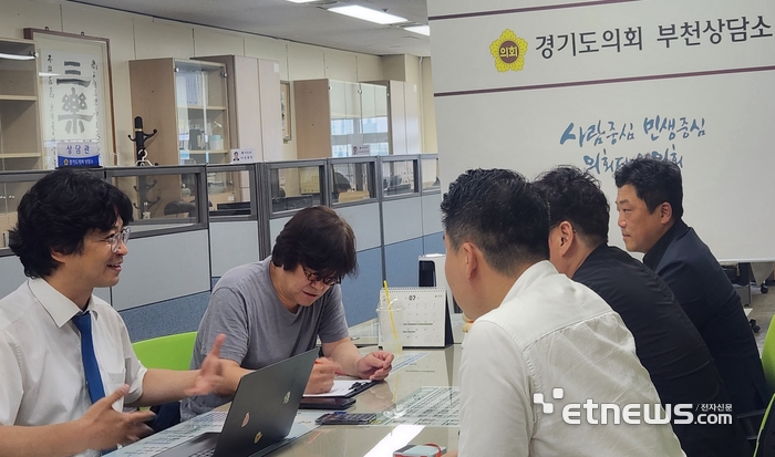 박상현 경기도의회 기획재정위원회 의원(왼쪽)이 손준기 부천시의원(오른쪽) 등과 28일 부천시의회 상담소에서 '인공지능(AI) 기반 웹툰 자동 생성 플랫폼' 구축을 위한 간담회를 개최했다.