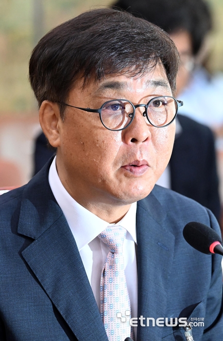 [포토] 답변하는 최휘영