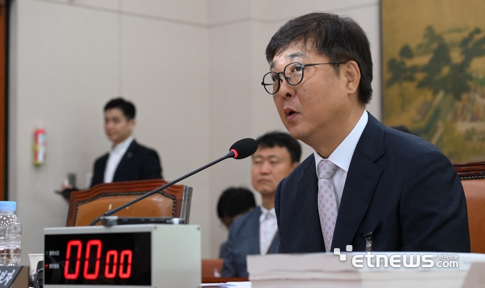 최휘영 문화체육관광부 장관 후보자가 29일 서울 여의도 국회 문화체육관광위원회에서 열린 인사청문회에서 질의에 답하고 있다. 이동근기자 foto@etnews.com