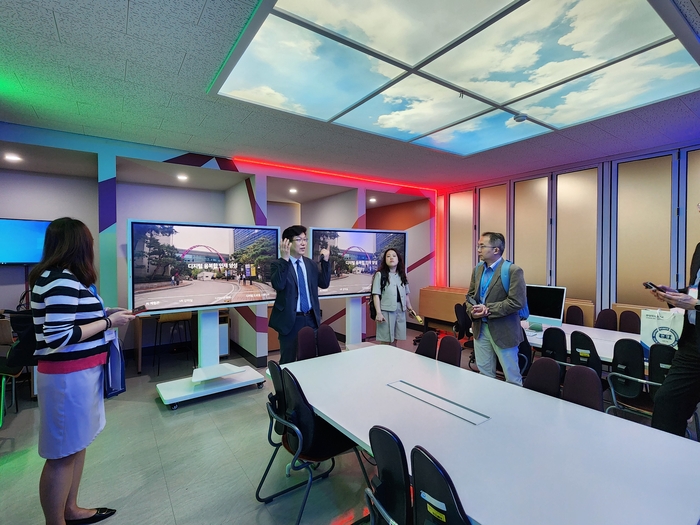 한양여대의 일학습병행 제도 교류 행사에 참석한 싱가포르 관계자들이 현장을 둘러보고 있다. (사진=한양여대)