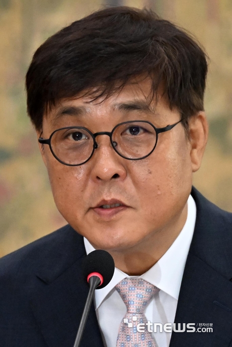 [포토] 답변하는 최휘영