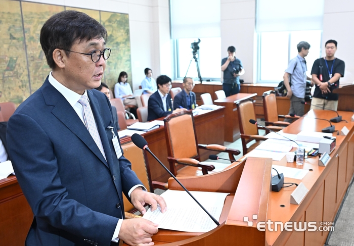 최휘영 문화체육관광부 장관 후보자가 29일 서울 여의도 국회 문화체육관광위원회에서 열린 인사청문회에서 모두발언을 하고 있다. 이동근기자 foto@etnews.com