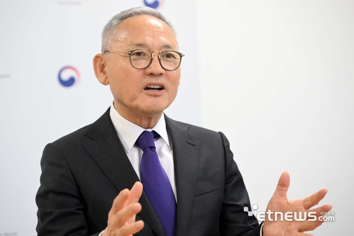 유인촌 문화체육관광부 장관이 30일 이임식을 열고 1년 9개월간 수행한 장관직에서 물러난다. 김민수기자 mskim@etnews.com